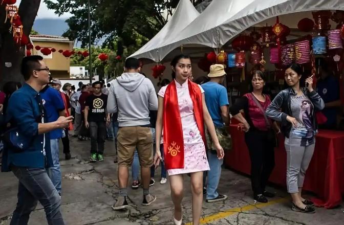 委内瑞拉有20万中国人。但最让人震撼、也最细思极恐的一点是：这20万人里，足足9
