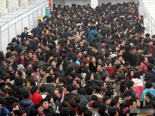 中国进入超级内卷时代！普通人真正能赚钱的路，就两条。1.服务业.这是普通人最