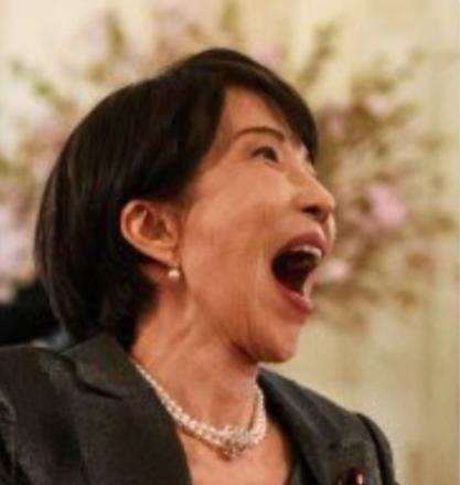 日本网民愤怒了！有日本网民曾这样说，“我们日本的首相竟然在外交场合，张开大嘴、露
