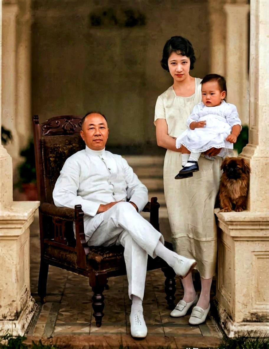 谁能想到，一张1923年的老照片里，竟藏着当年富可敌国的“印尼糖王”一家？别急