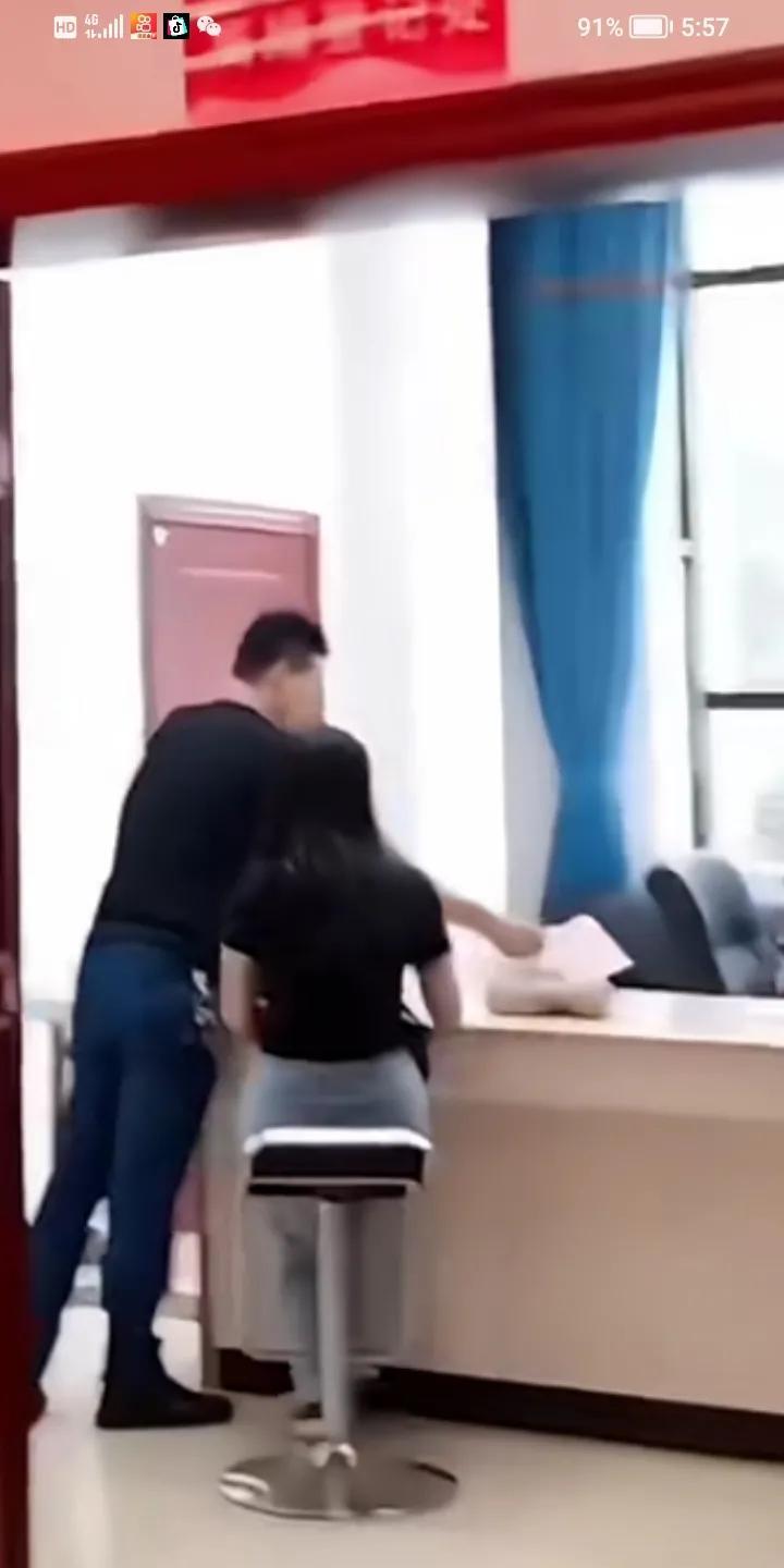 泪目，夫妻离婚，妻子带着儿子离开伤心的地方，妻子委屈的说：空手嫁出去，净身又出户