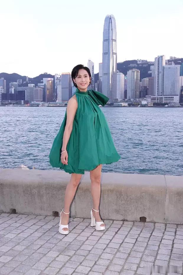 分享娱乐分享娱乐朱茵穿绿色挂脖礼裙从容优雅笑容明媚魅力依旧​​​