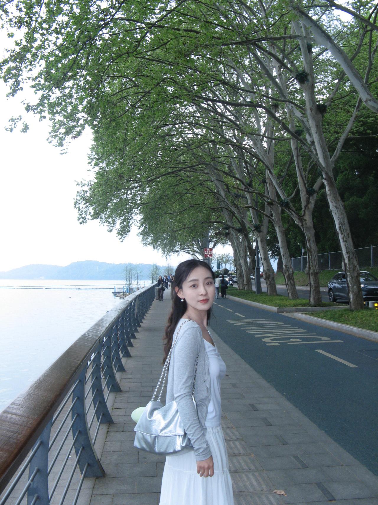 漫步湖畔，绿树成荫，静享美好时光。