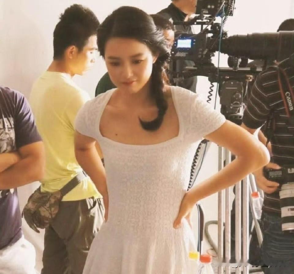 哇，周韵年轻时这气质真的很特别啊！清冷里带点倔，很有特点。她都不用刻意摆造型