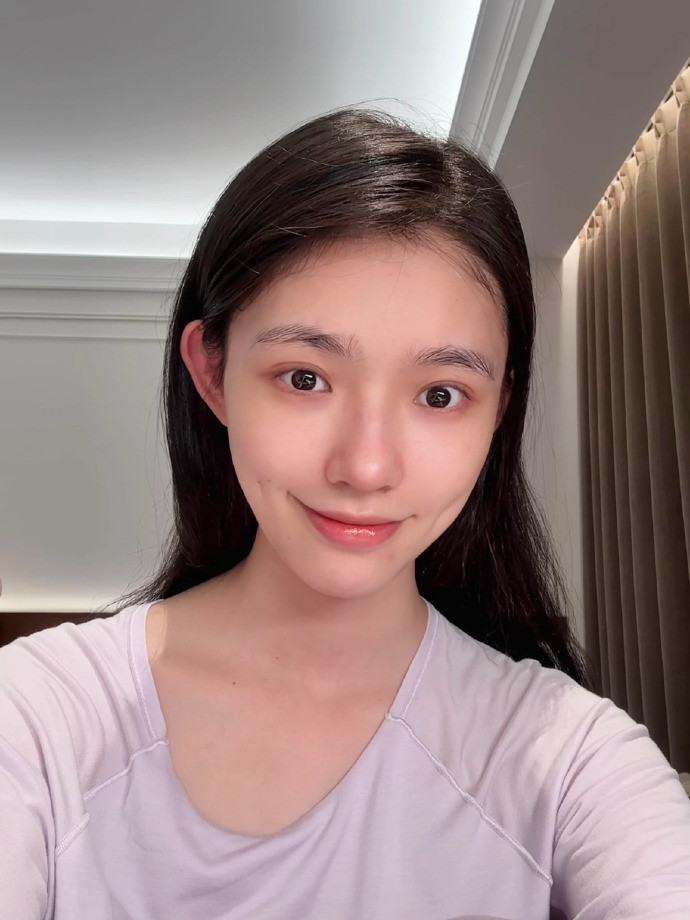 林允好高的美商林允此女美商极高林允最近行程那么忙，状态却好得像刚度假回来。不疲