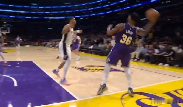 差点出事了！斯玛特最后发球违例，给了马刺队一次机会！这斯玛特太着急了，领先2