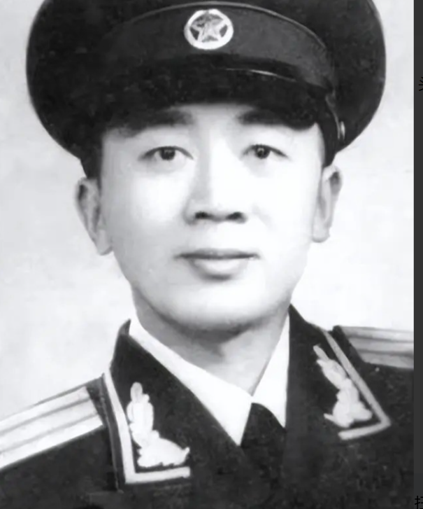 抗战时期，粟裕收到日伪军中将送来的一包烟，粟裕接过香烟，大惊失色，他迅速打开烟盒