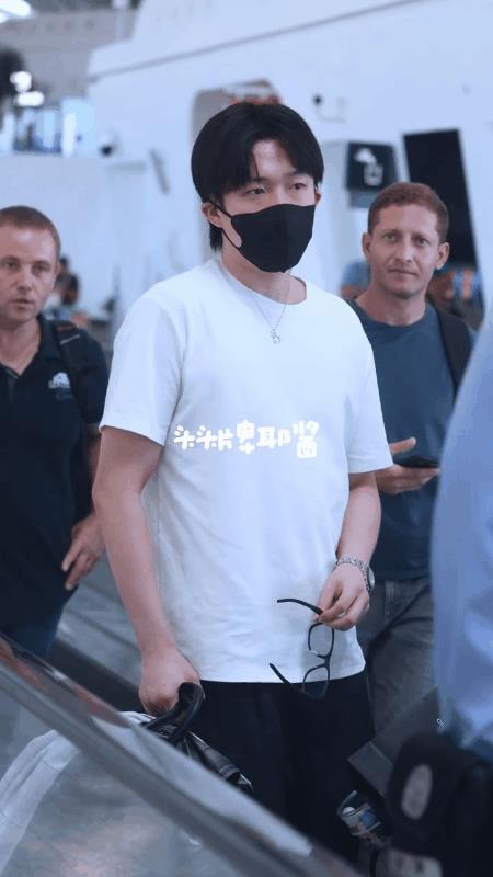 王楚钦走机场，人气太高了，后面两位外国的帅哥也忍不住举起手机拍！外国帅哥站在大