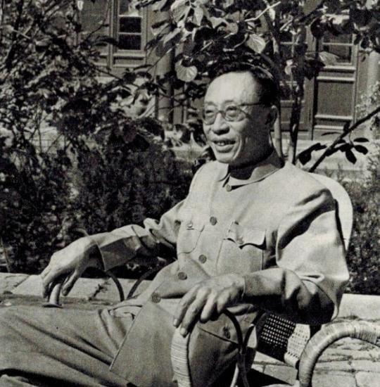 溥仪重游故宫，见墙上挂着光绪画像，当场指出挂错了，那是醇亲王。历史专家不屑冷笑：