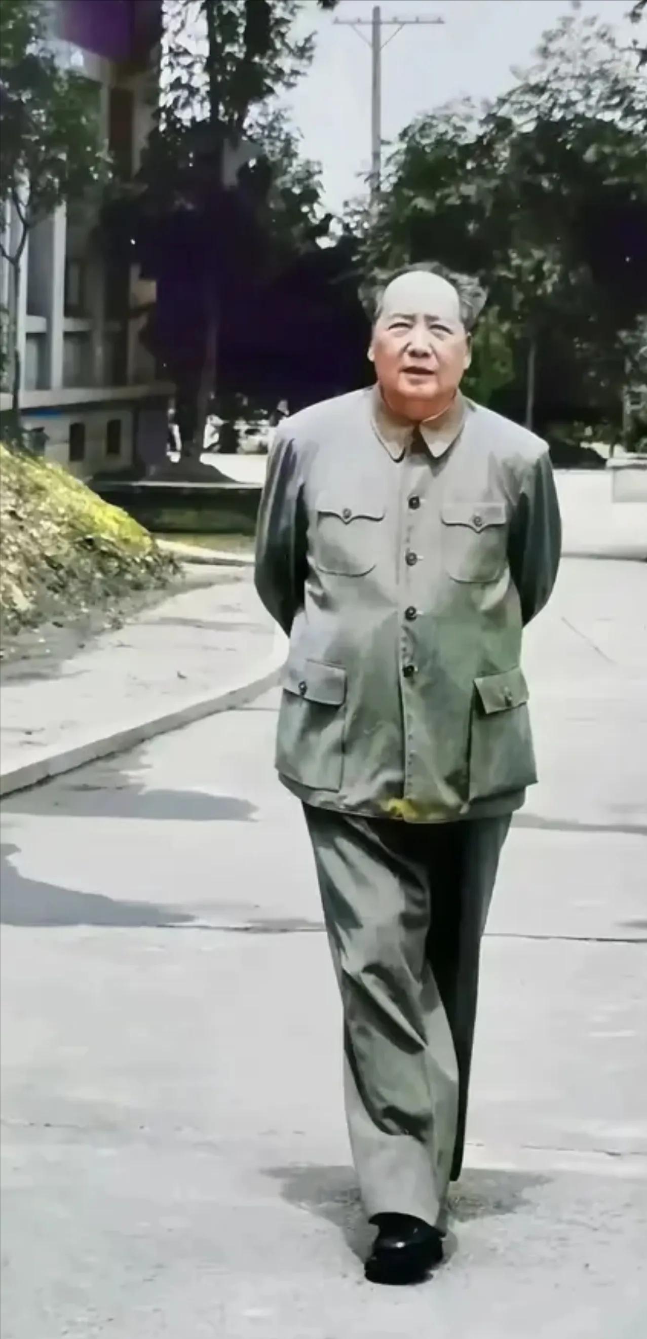 这是一代伟人毛主席步行时的真实留影，都看看吧，就算到了晚年，伟人依旧身姿挺拔，霸