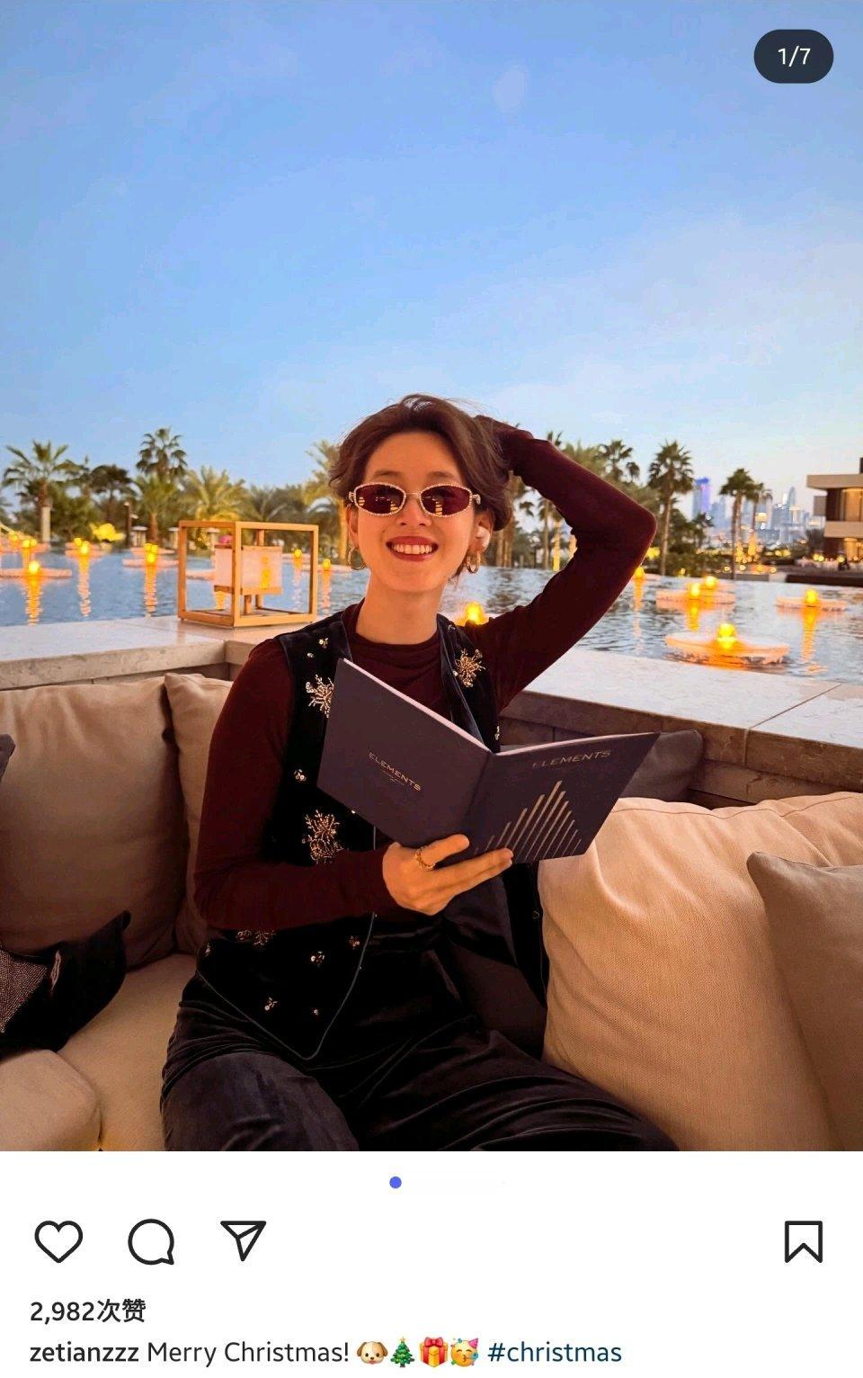 章泽天迪拜过圣诞这事儿太吸睛啦！圣诞节当天她晒出近照，酒红内搭配黑丝绒背心和阔腿