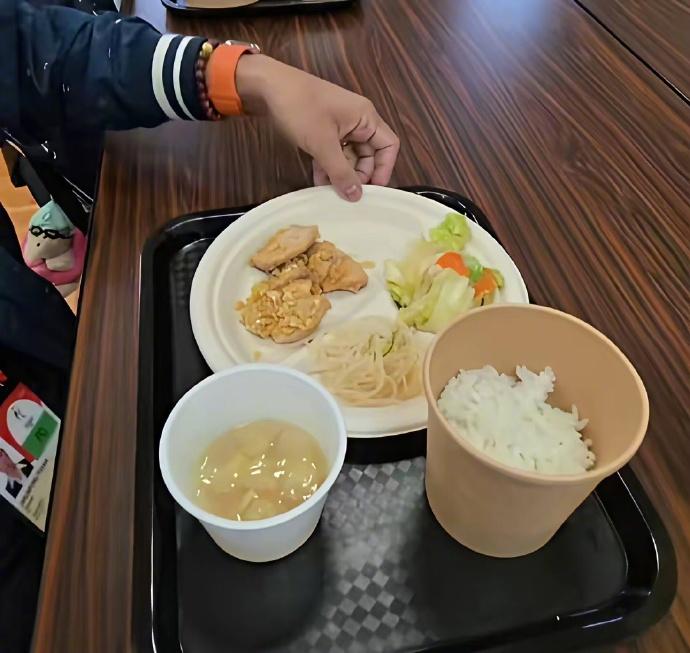 日本亚运会伙食断崖式下跌！各国运动员怀念上一届杭州的食物，难怪现在的奥运会、亚运