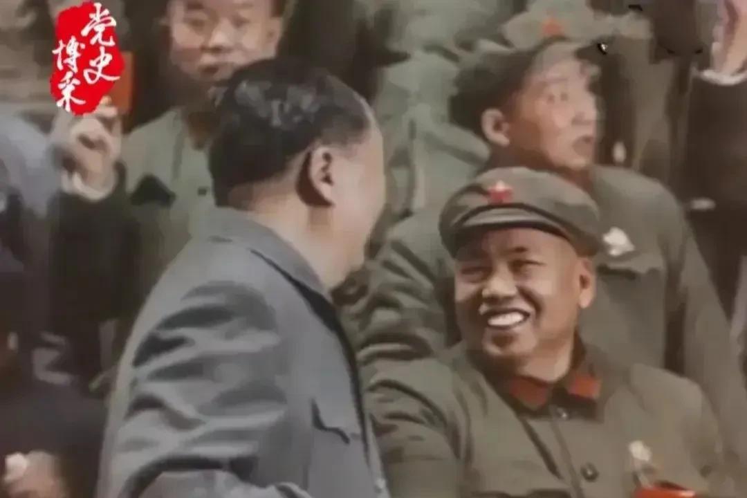 许世友看毛主席的眼神很具代表性，打心眼里的佩服。我军绝大多数开国将领，看毛主席