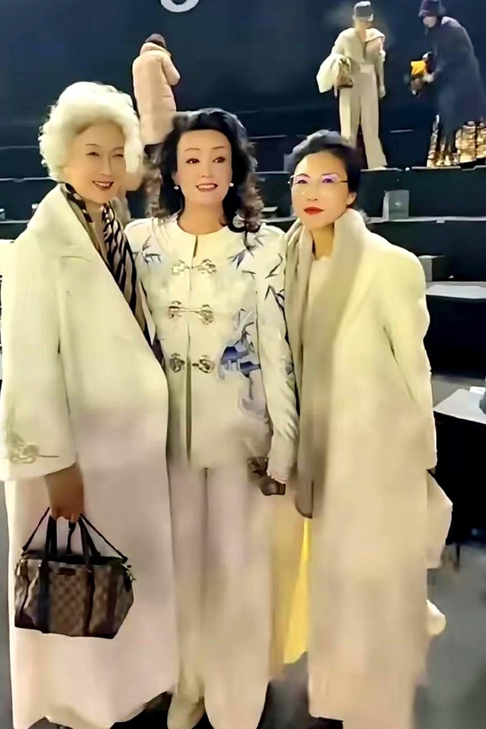 她手里攥着的，是座琉璃盏。只要她稍微松松手，这宝贝立马就会摔在地上，碎成一地玻