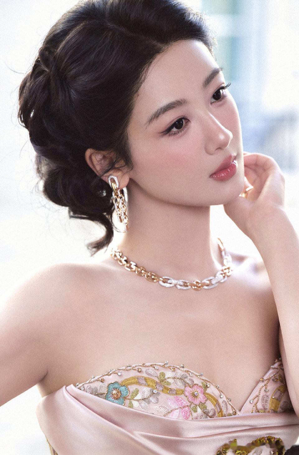 杨紫再冲金鹰奖还记得小时候荧幕上活泼的夏雪吗？可以说是我看着长大的姑娘了一晃二十