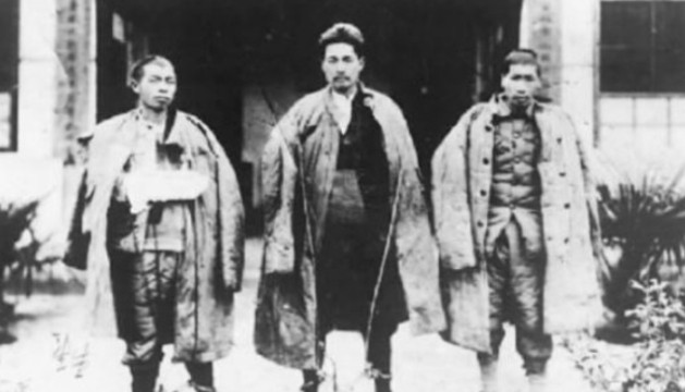 1935年，王耀武得知部下俘虏了一个红军师长，兴冲冲的跑过去准备审讯，但当他看到
