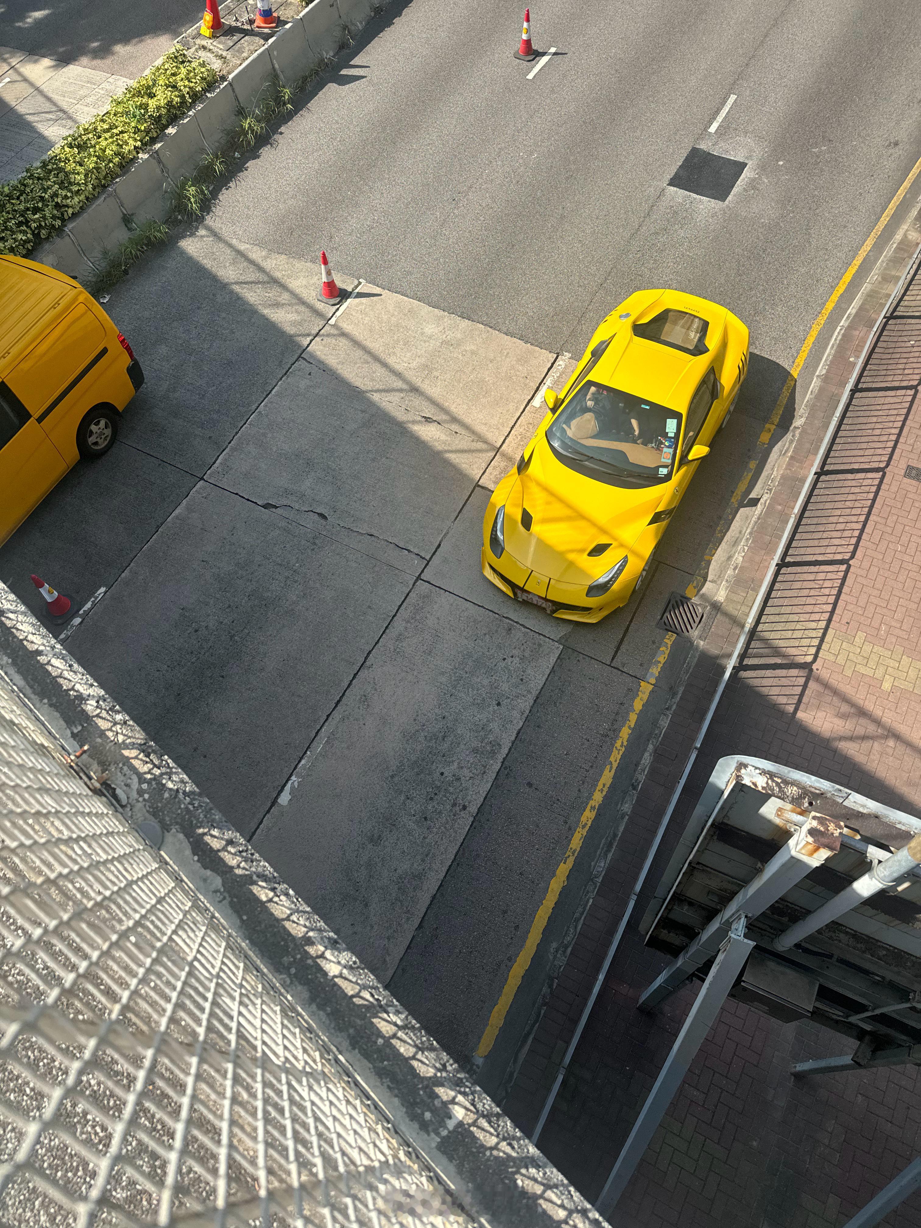 香港街头路遇，有朋友认识这台车么[doge][doge]​​​