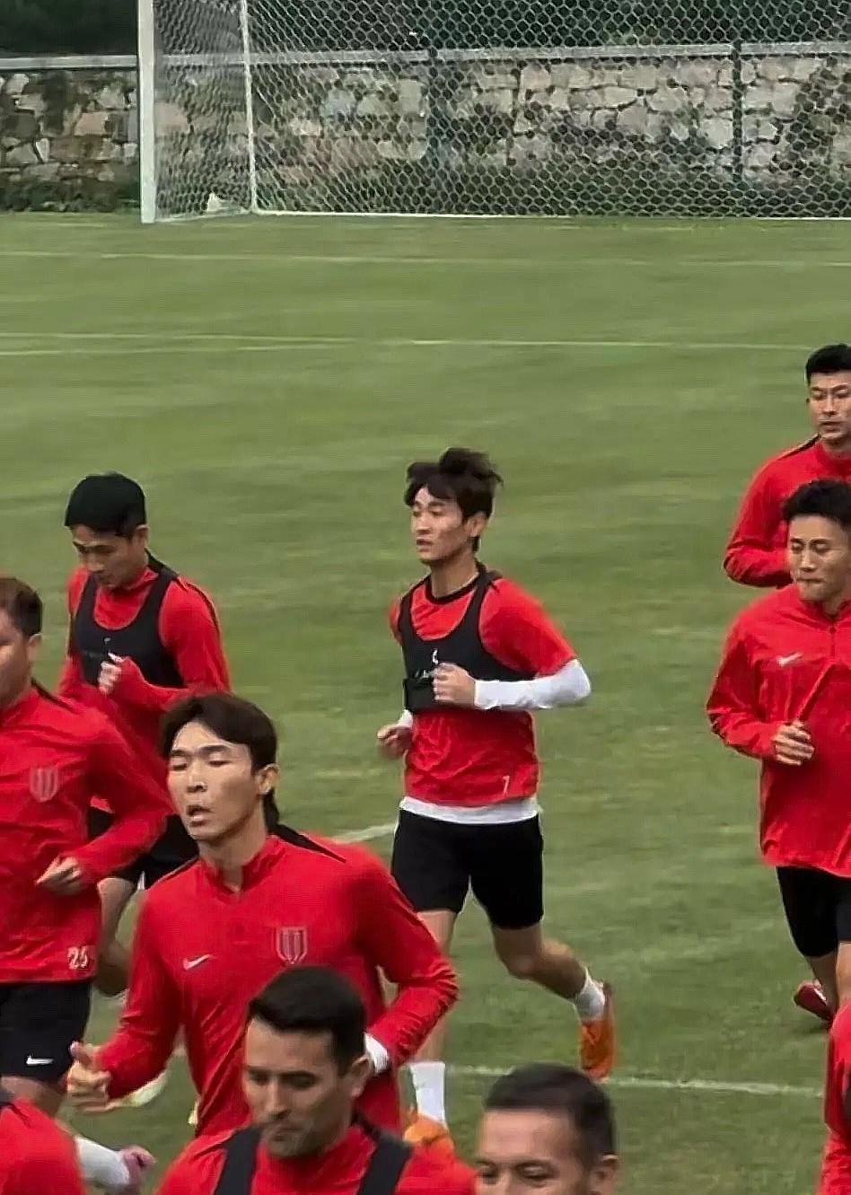 韦世豪参加球队合练，他的复出对蓉城来说可以说久旱逢甘露，太及时了！上轮客场战平