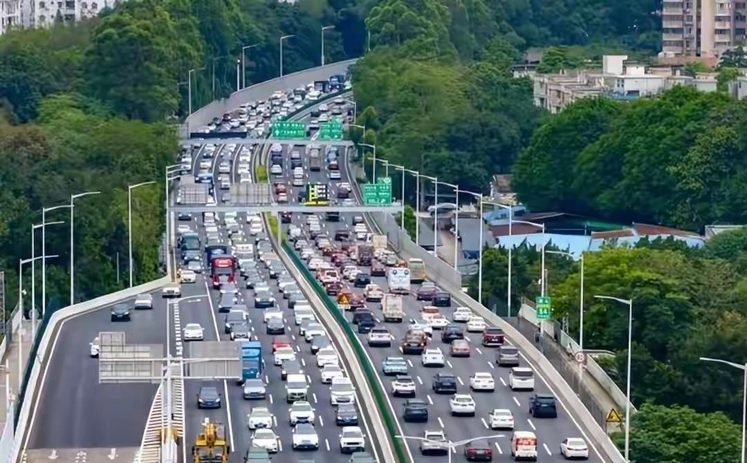 清明假期你堵在高速上骂娘的时候，有没有想过——你前面那辆车里，可能根本什么都没发