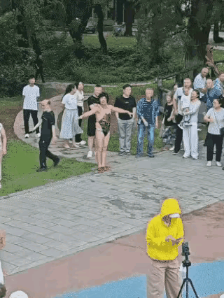 大爷为了吸引大妈，真是拚了！[无奈吐舌]