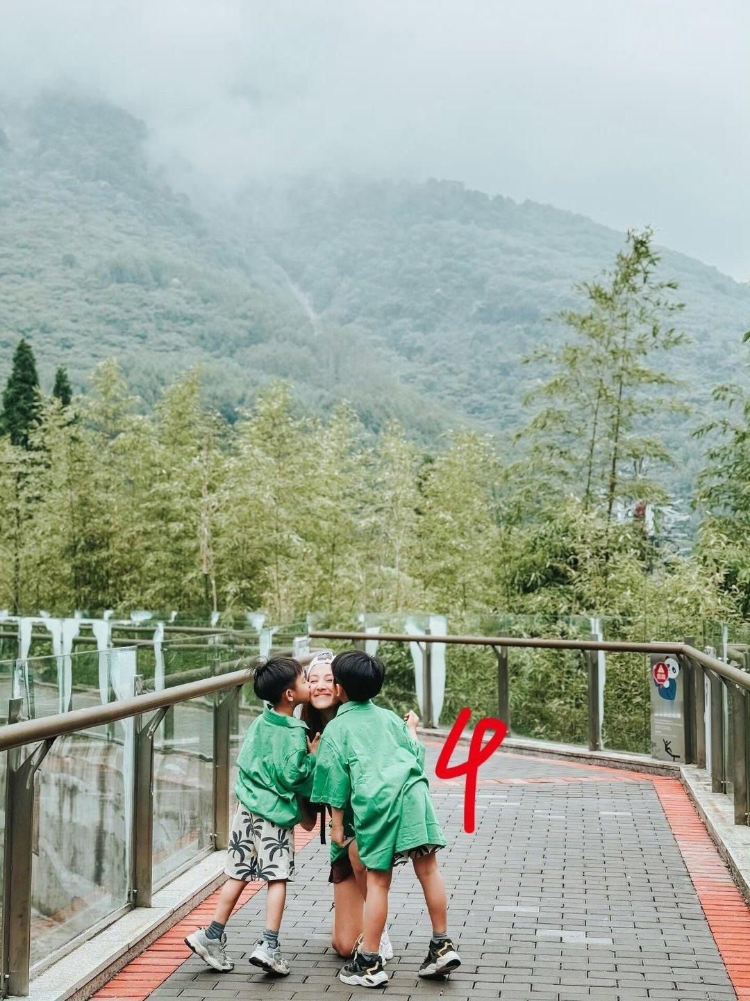 郑嘉颖陈凯琳分享旅行照，郑嘉颖好像养了一个女儿三个儿子的感觉[笑着哭]​​