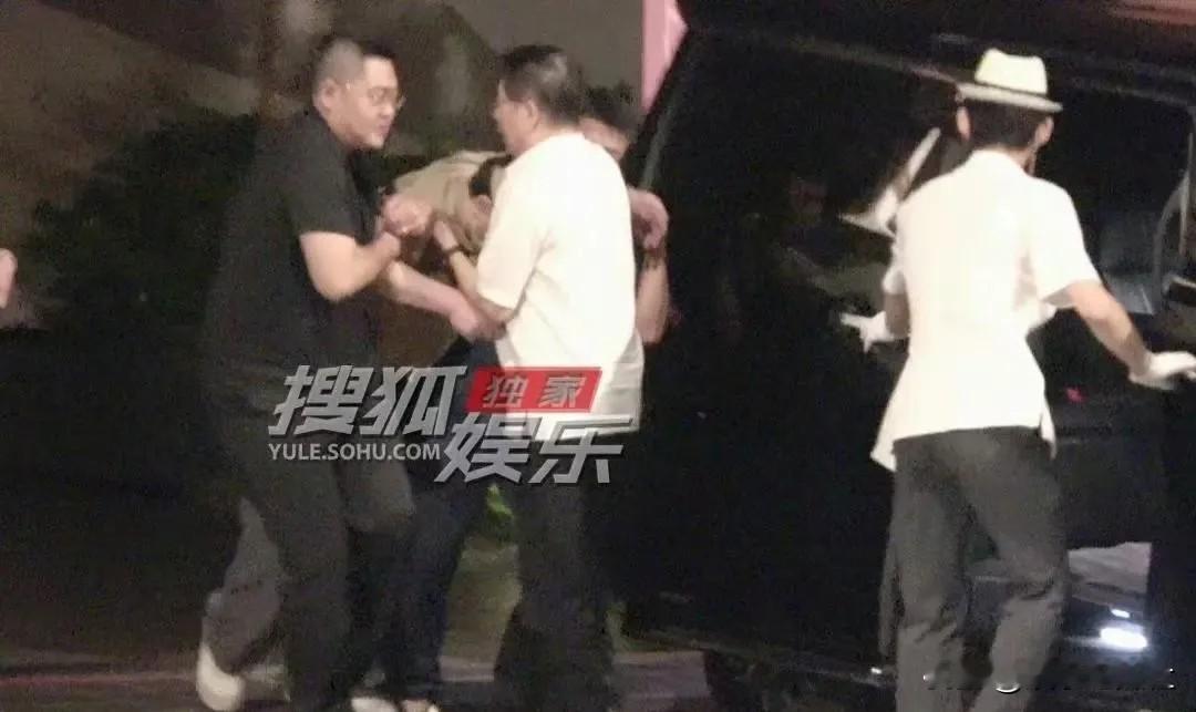 47岁沈腾饭局醉酒被人架走，光鲜背后藏着行业现实荧幕上妙语连珠的喜剧大咖，散场之后连路都走不稳，反差