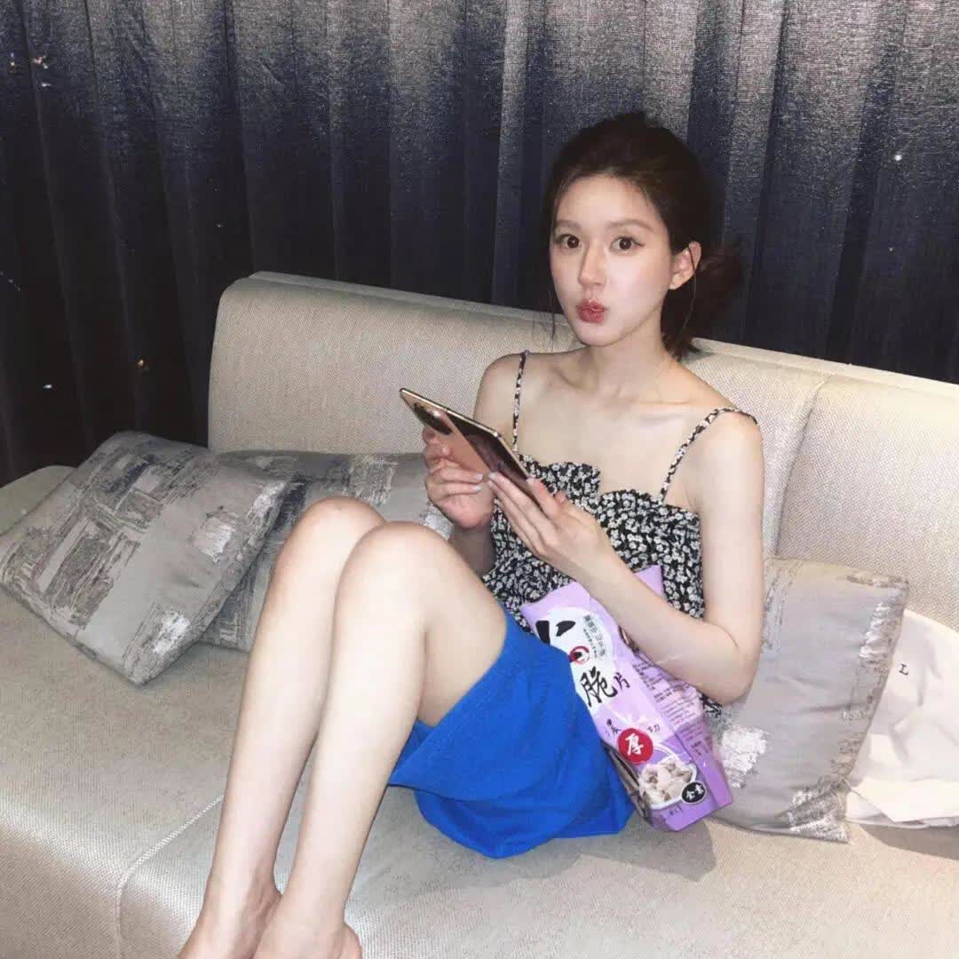 赵露思的脚白白嫩嫩，吹弹可破的皮肤让人忍不住想看