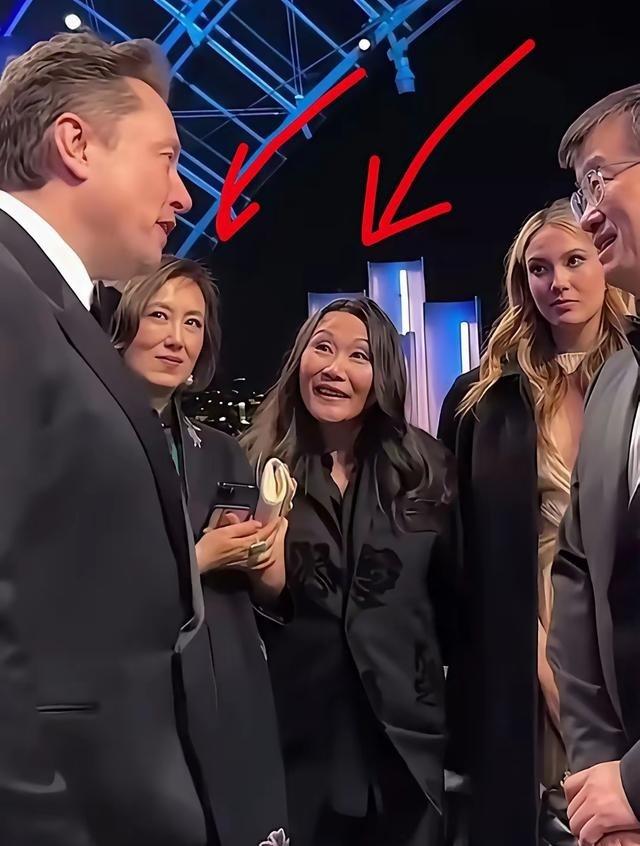 终于明白马斯克为什么能让那么多女人愿意给他生孩子了，在一场活动中，谷爱凌妈妈看马