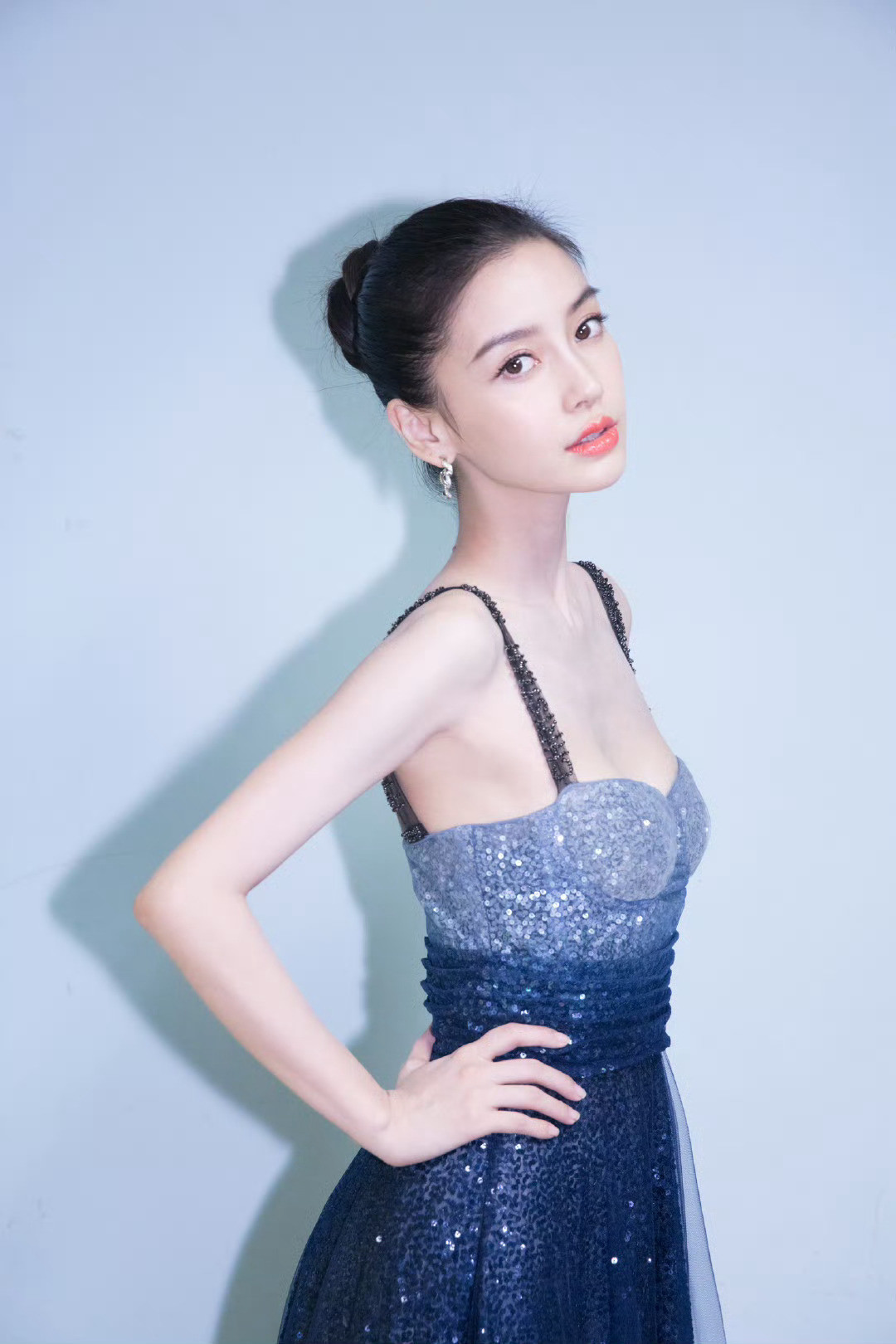 angelababy身着Dior星空裙出席2017BAZAAR明星慈善夜​​