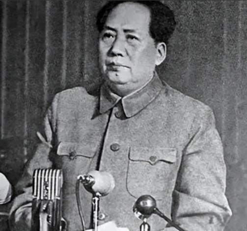 毛主席游泳过后不慎患上重感冒，经介绍求助一位老中医，但那位中医却说：“必须要答应