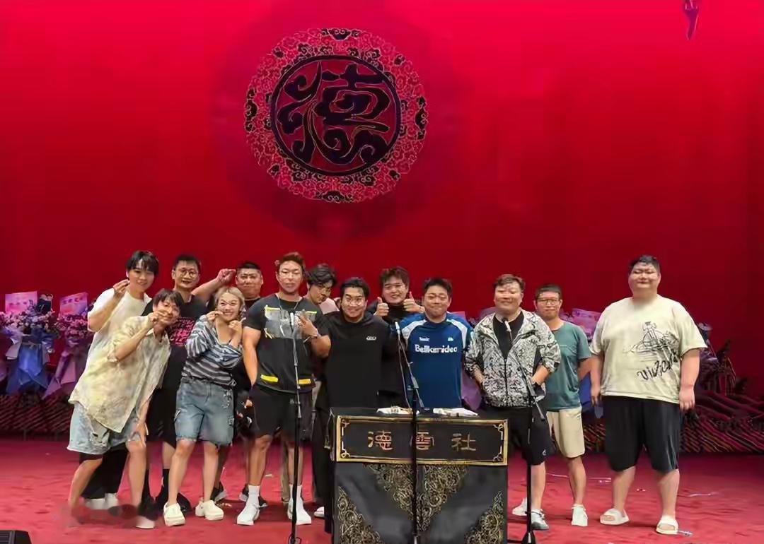 【相声演员党霄咏突然走红的多重原因是什么呢？】近日，德云社相声演员党霄咏在上海