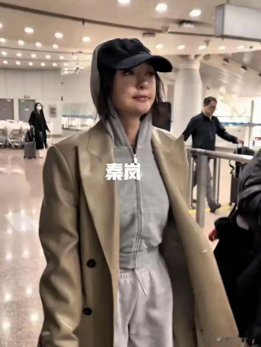 果然，明星都难以割舍医美，即便已然美得动人，却仍觉不足。46岁的秦岚现身机场，