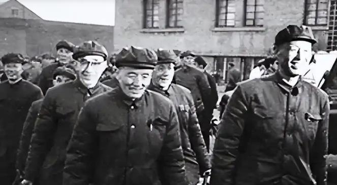 1956年，80公斤重的国军军长覃道善晚上睡觉总是打鼾，自己睡得香却吵的功德林中