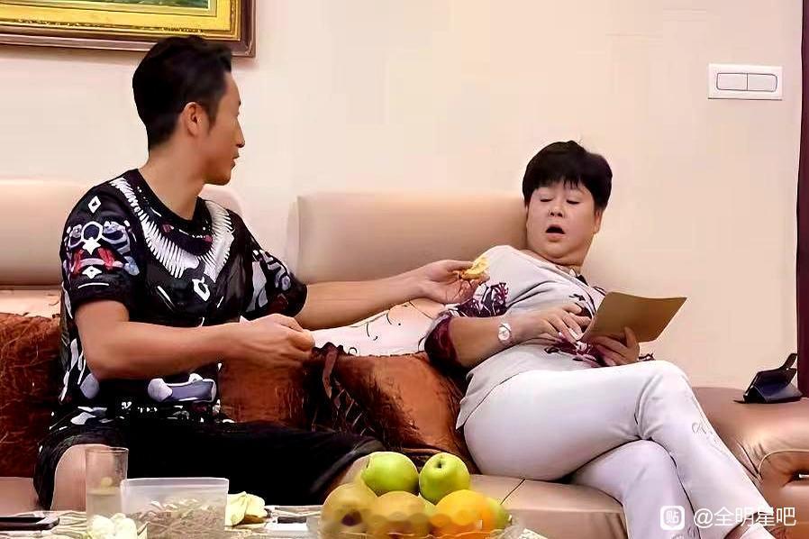 邹市明，你爸妈白养你了当丈母娘住在江景房里享清福、亲妈还在贵州地里弯腰时，舆论一
