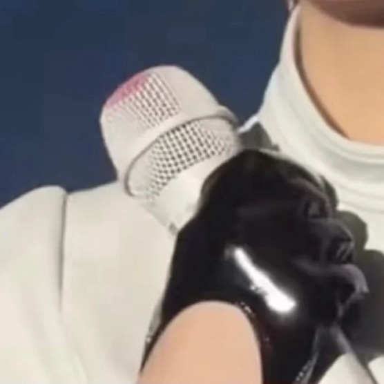 想魂穿小白麦我不行了今晚这个大红唇我直呼妈妈！但是把小白麦都亲红了还蹭到下巴上～