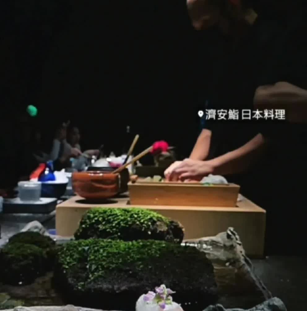 今晚，马筱梅和朋友们一起，在台北为汪小菲庆生。这是家无菜单日料。和北京的那场生日