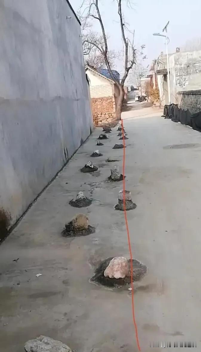 你们见过这么不道德的村民吗？村里有户人家很自私，刚盖好房子，屋后空地他说是他家的