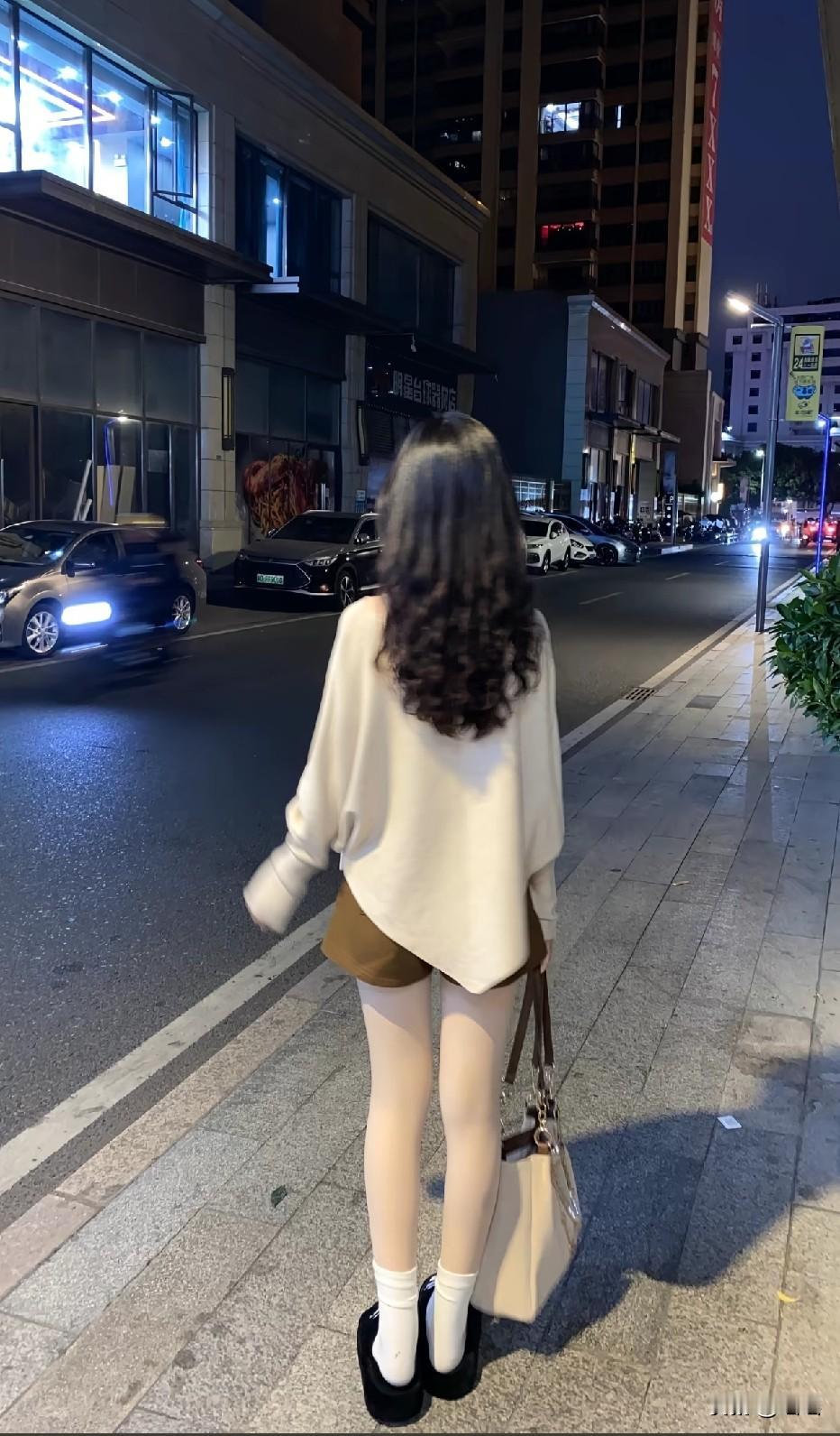 好想谈这样穿着的女孩可惜了没实力