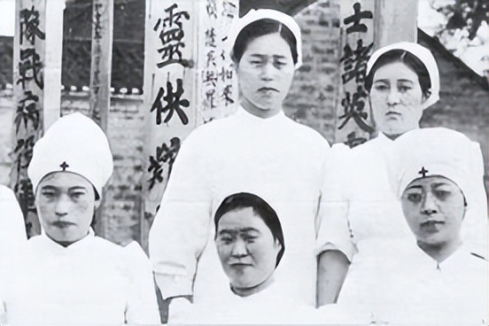 1946年除夕夜当天，一群看似人畜无害的女护士们以“吃药”的名义，将毒药喂进了解