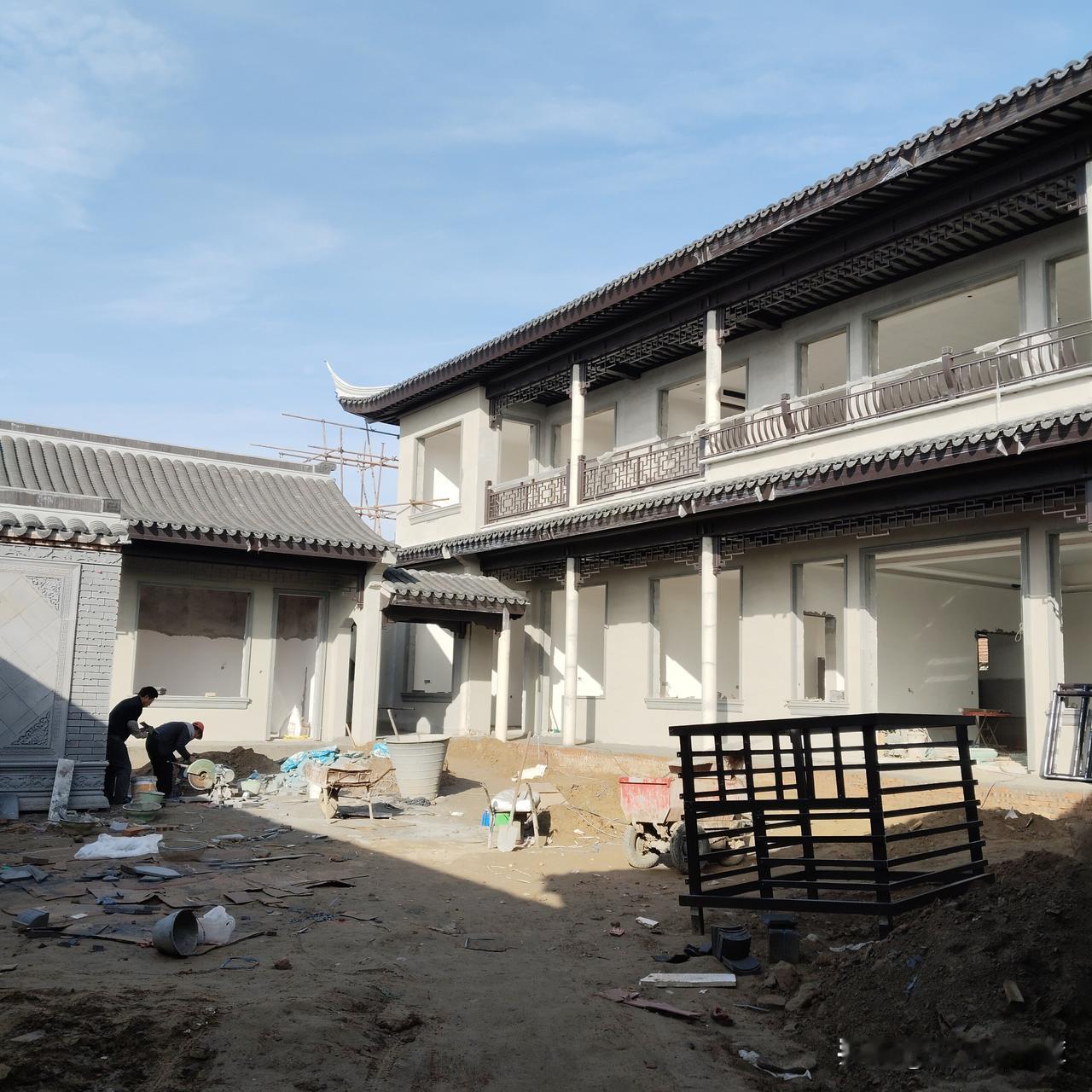 衡水阜城某村村支书自建别墅，耗费300W。这飞檐走壁，当地师傅干不了，村支书从江