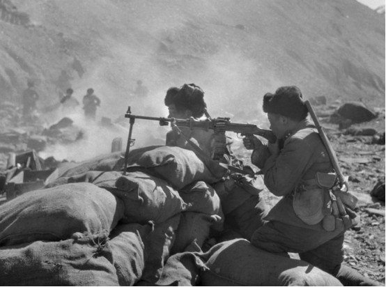 1962年，对印自卫反击战期间，毛主席正在听中印战争的战报，谁料，突然听到印度派