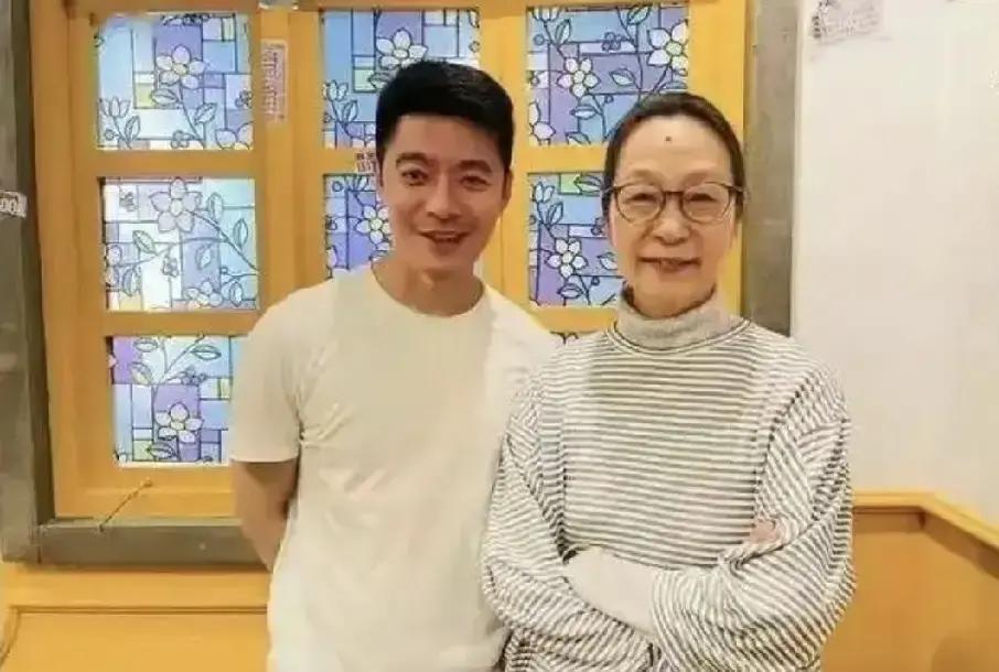 沉默三天，奚美娟赢麻了闫学晶在直播间被一句“你儿子成绩差”激怒，当场回怼，