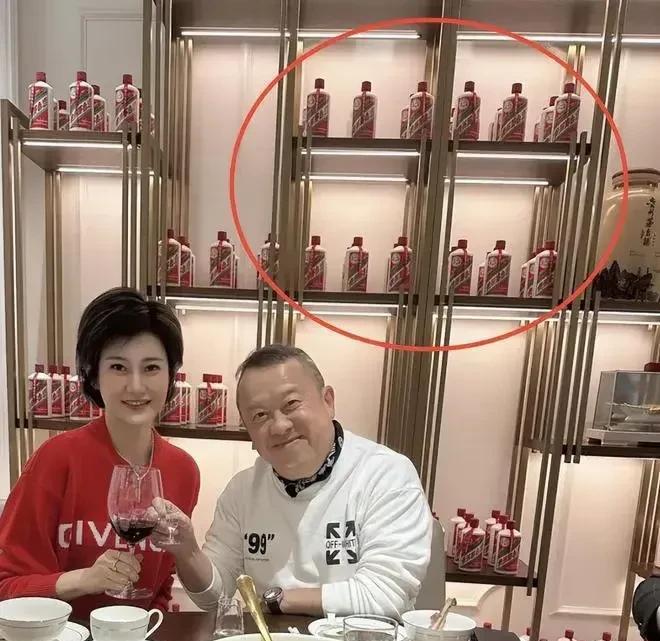曾志伟旁边这个美女看着好眼熟，就是叫不出名字来。[捂脸哭]