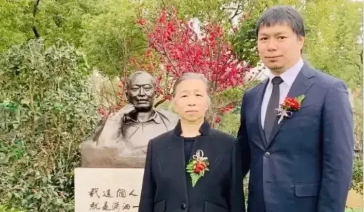 认得照片中的人物吗？这是粟惠宁、陈果果母子俩。2018年，粟惠宁的丈夫陈小鲁在