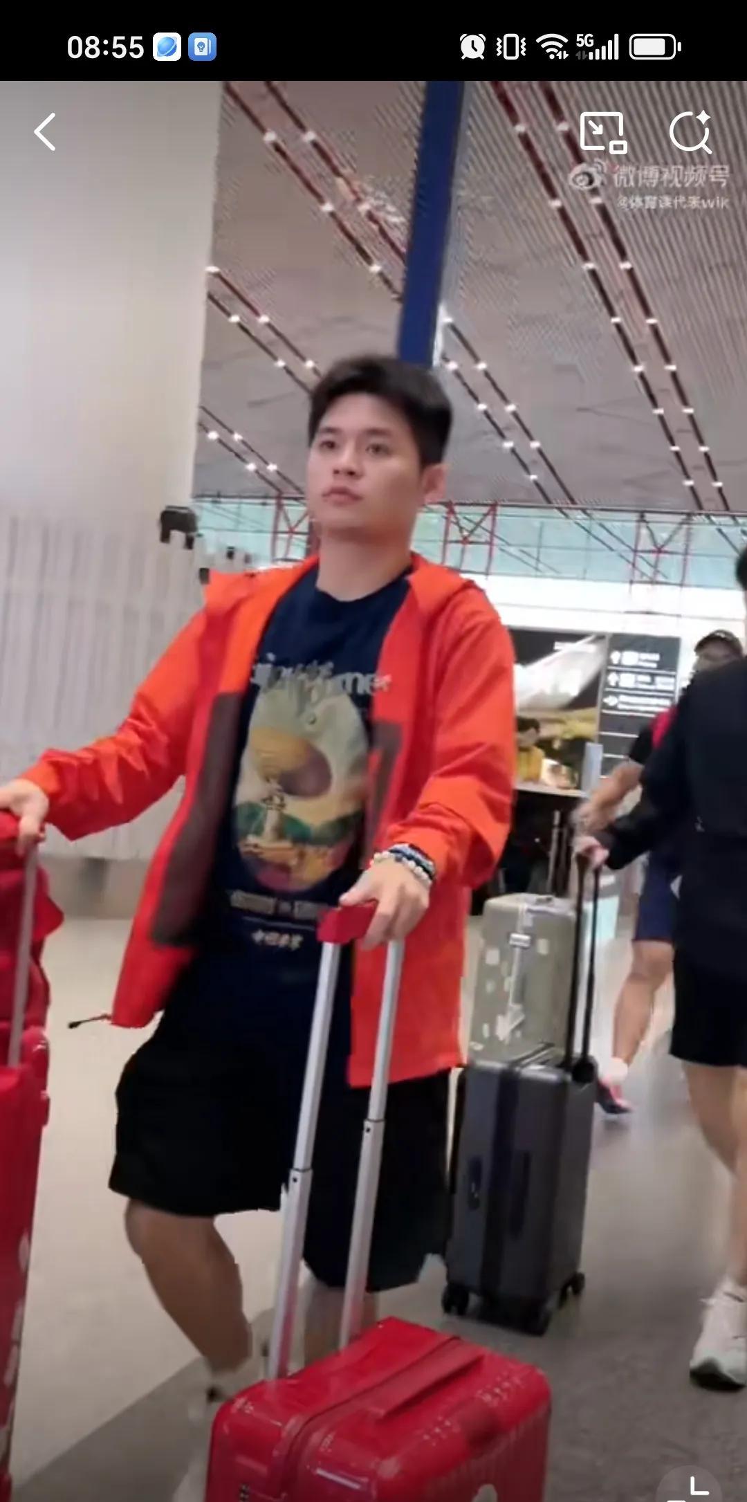 8月5日林诗栋出发横滨，这橘红色上衣很显气质，每次感觉林诗栋身上都是混搭，说实话