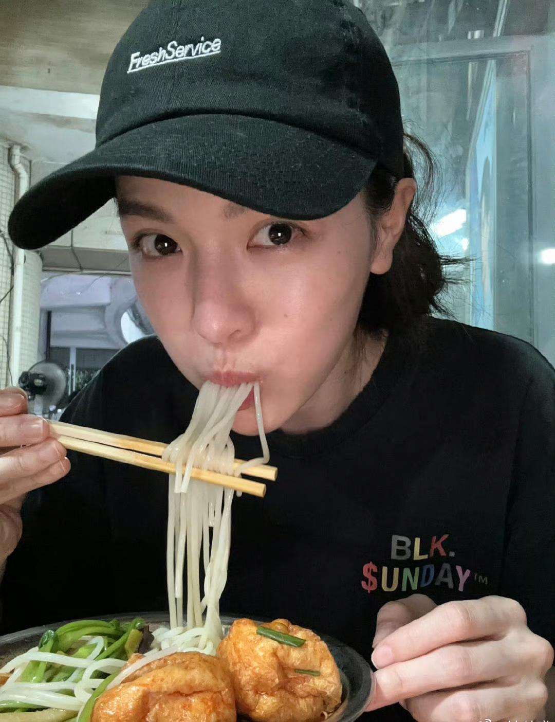 钟楚曦很接地气，素颜在街边小店吃螺狮粉，看起来好能吃啊！我还以为女明星不会吃街