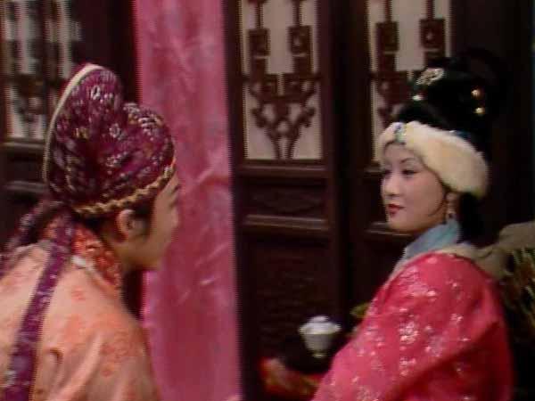 刘姥姥一进荣国府的时候，王熙凤正和刘姥姥说话，这时候贾蓉来了，用一种介于晚辈向长