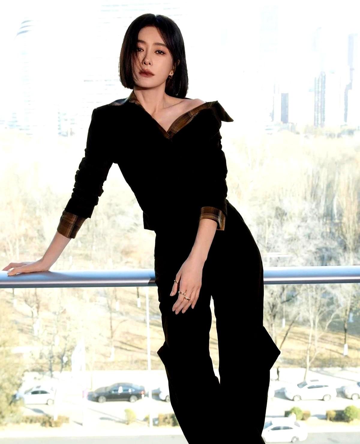 秦岚这姐，活得是真通透啊。46岁，跟小10岁的魏大勋谈爱好几年，不结婚不生娃