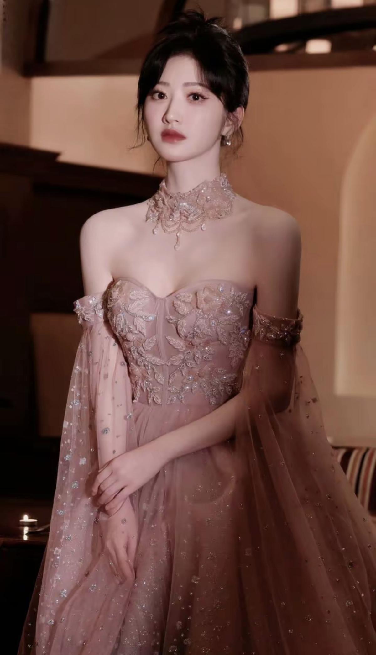 景甜这一身造型精准拿捏“温柔高级感”，粉雾色低饱和色调自带柔光滤镜，抹胸设计搭配