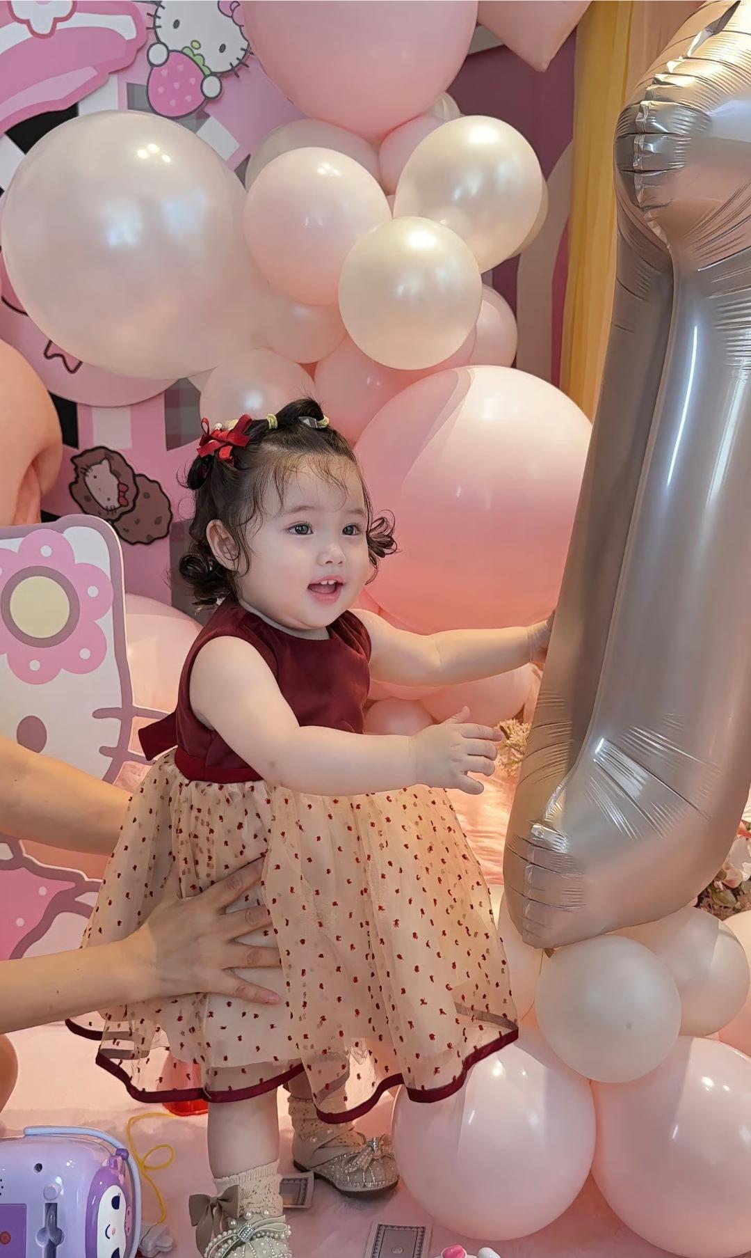 韩安冉庆祝小女儿一岁生日这一家子戏也是蛮多，连续好几天热搜不断。一会儿闹离婚，一